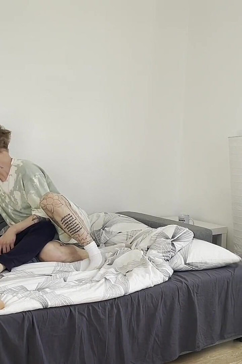 Elle séduit et amène son demi-frère à l’orgasme