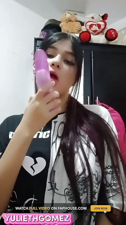 Znalazłem moją cycatą sąsiadkę.uno i zaprosiłem ją do seksu