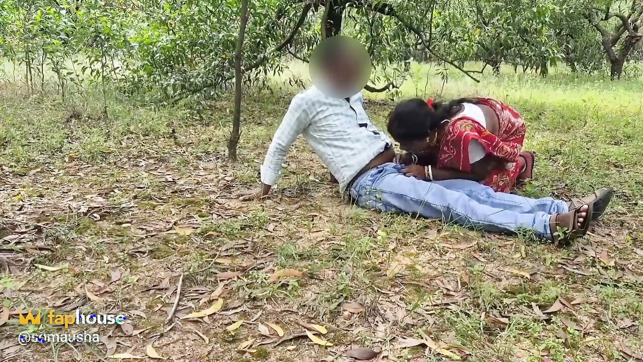 En by Bhabhi knullad av en högskolestudent i skogen, Sona Bhabhi första gången utomhus sex av sin pojkvän