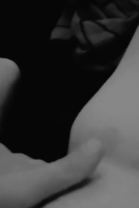 我饥渴妻子的阴户被打耳光