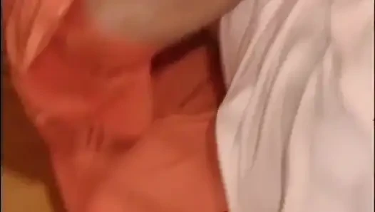 Seksi küçük memeli amcık büyük yarak emiyor... ağzına boşalma