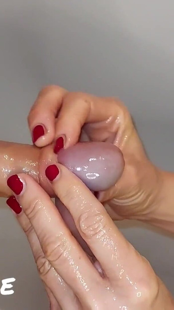 Känslosamt ögonblick från "Den mest fantastiska Glans polermedel handjob du någonsin sett! (mjölkningsdags)"
