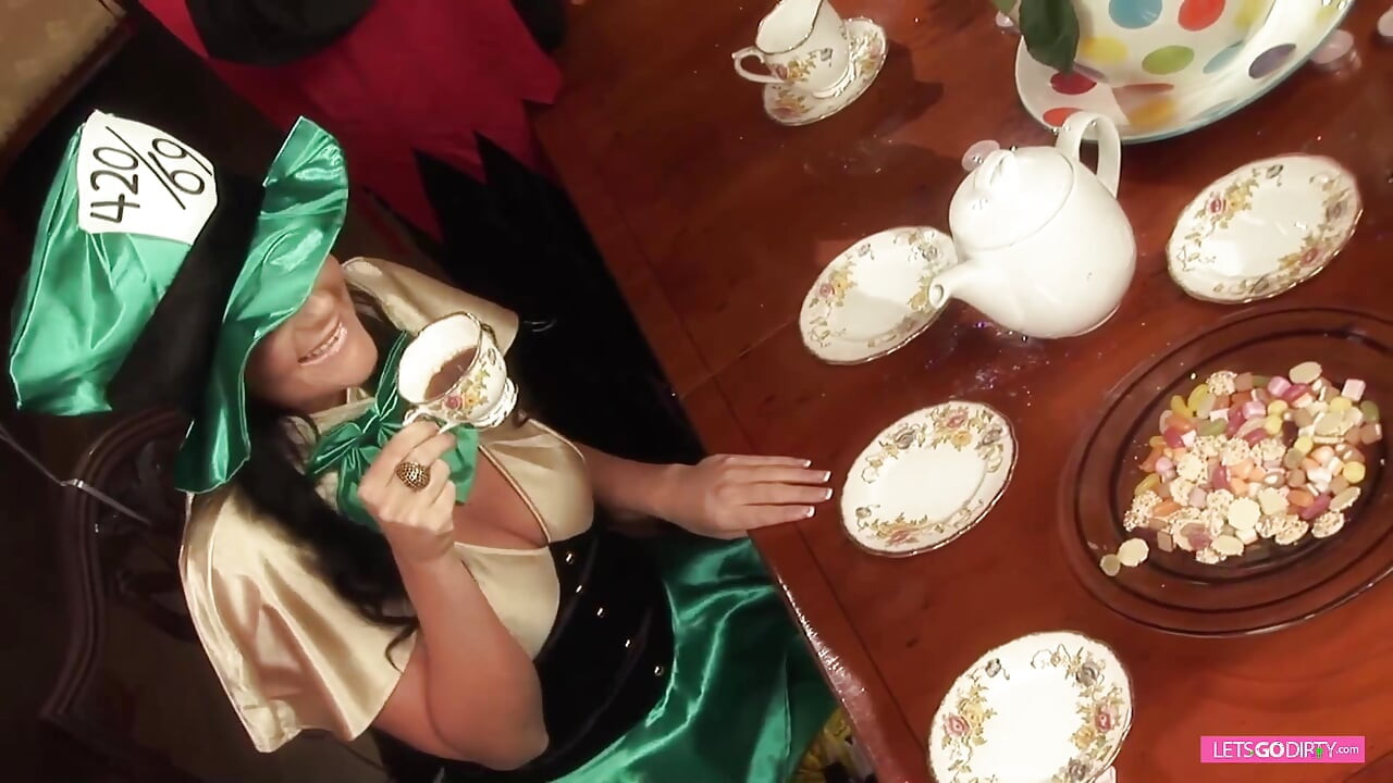 Orgie parodie sur Alice au pays des merveilles avec de superbes salopes à gros nichons