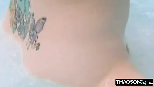 Кудрявая крошка мастурбирует с бутылкой в горячей ванне