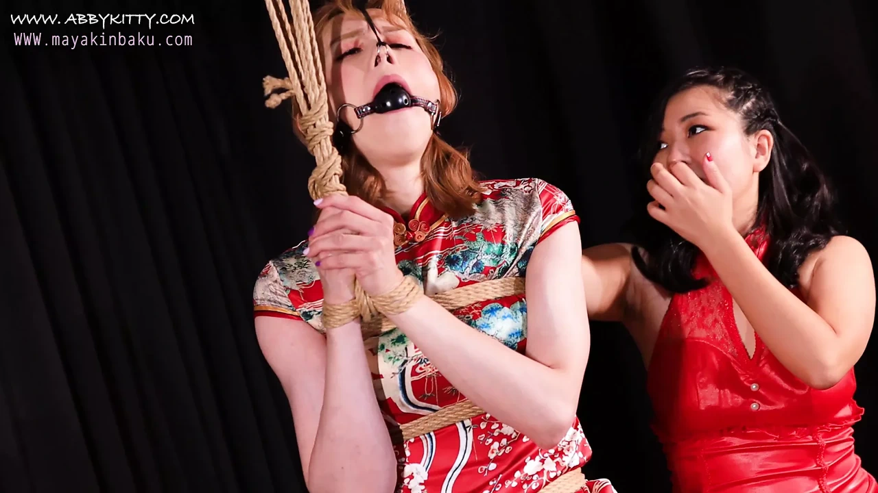 Ab026 女主人通过木制小马训练艾比，肛塞 - 暨