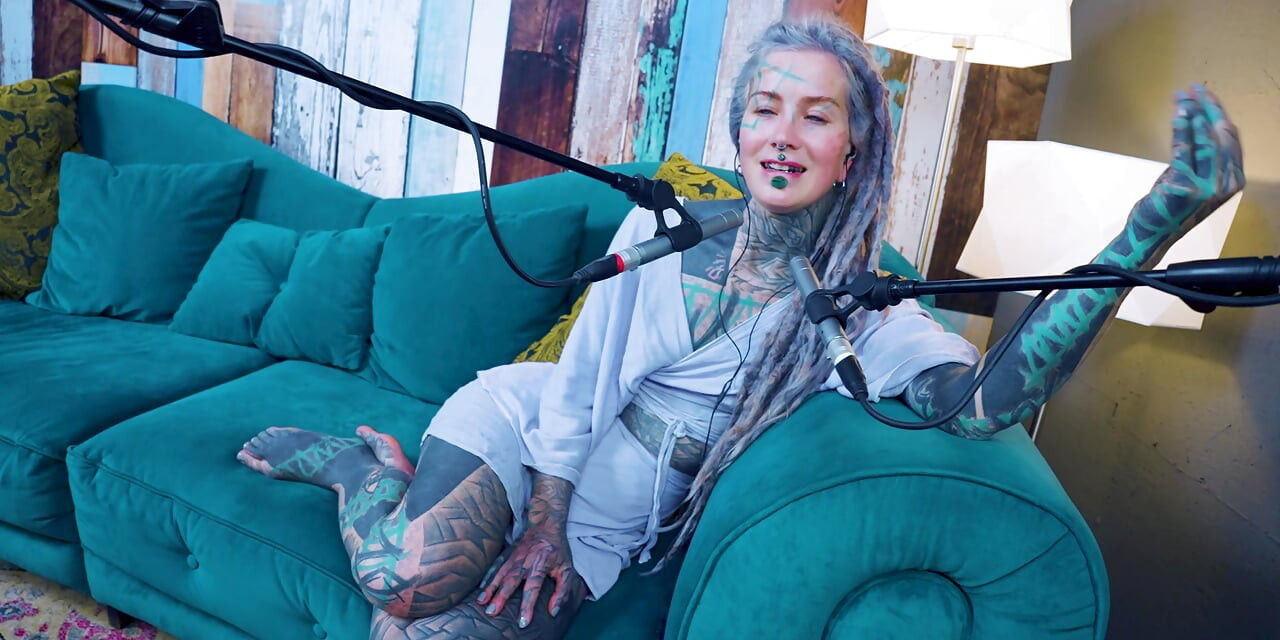 U hakkında konuşuyorum - rahatsız - asmr podcast sfw konuşuyor gotik sıska kız dreadlocks dövmeli model dövmeli kız