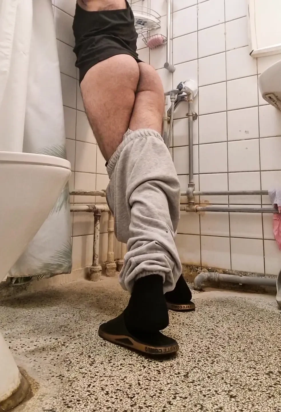 Teljesen meztelen szőrös testű nagy duci seggű srác imádja a sima segglyukát