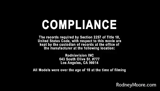 Gadis berbulu rambut merah muncrat pakai dildo