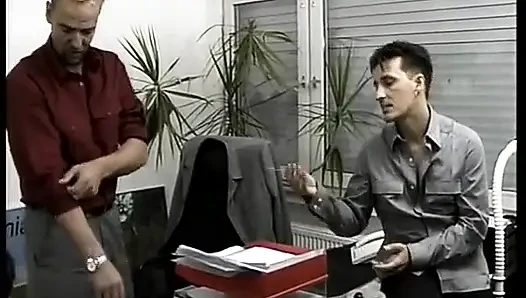 Kısa saçlı Alman hatun onu her yere boşaltmaktan hoşlanıyor