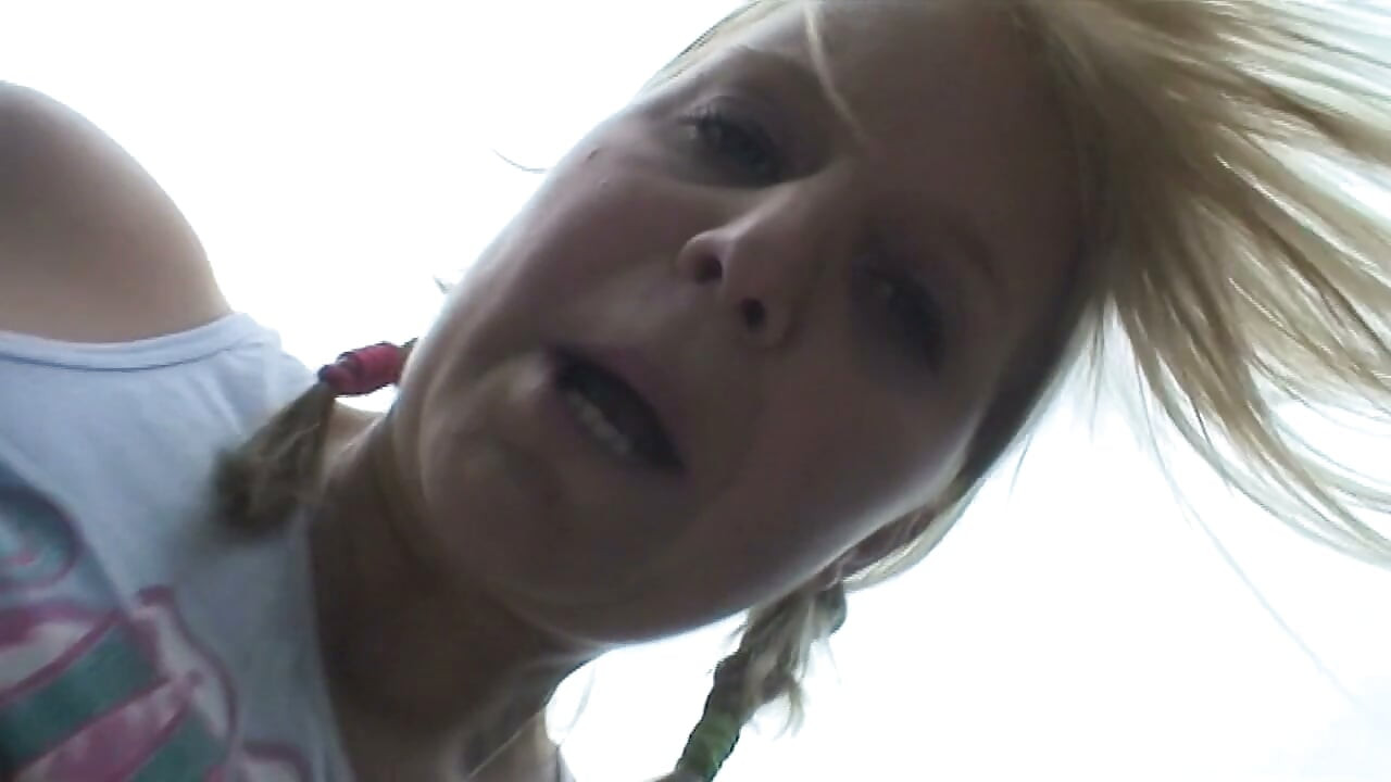 Adorable ado blonde avec des couettes se fait baiser par un vieux dégueulasse pendant une séance de sport matinale en extérieur