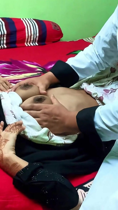 Doktor seksi hastasıyla sert sikişiyor ve mutlu hissediyor | Klip 1