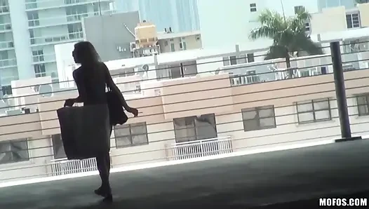 Mahsur kalan gençler - sarışın Stacie Andrews sıkı amcıkla asansörün parasını ödüyor