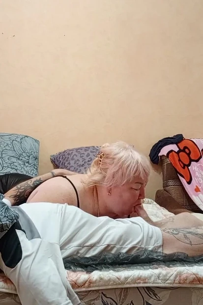 Neighbor Gives a Good Blowjob with Cum in Her Mouth
