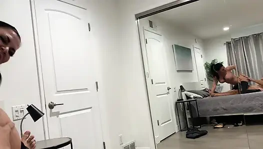 Cewek inggris baddie dengan pantat bahenol lagi asik ngocok kontol cowok ini sampai crot di dalam