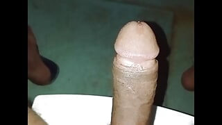 Mai apni land Se pani nikal di bathroom me