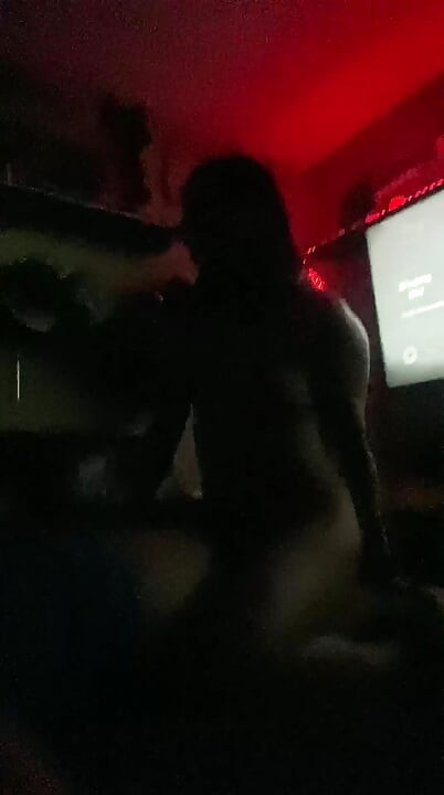 Elle entre dans la chambre, non censurée parce qu’il fait noir