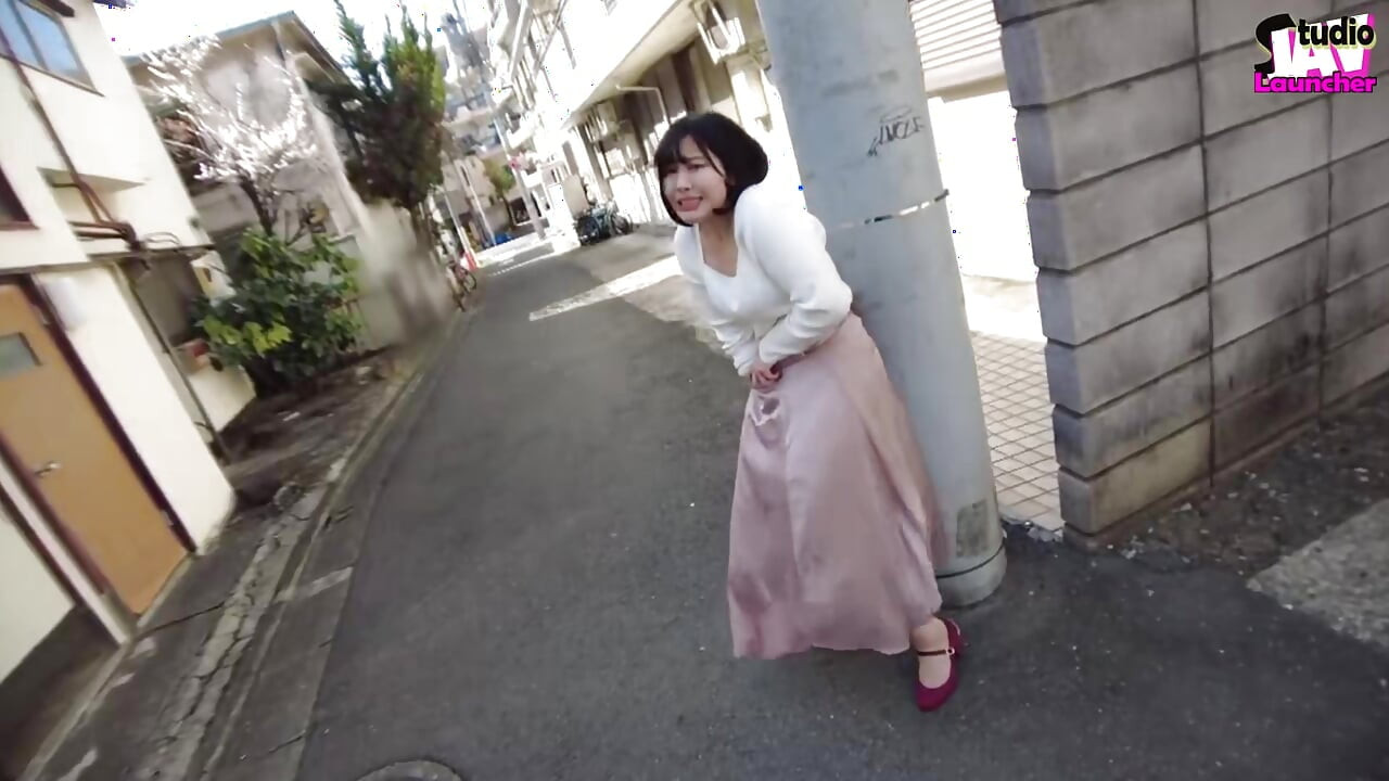 Public Ripple - a Sensitive Cutie Shows Her No-hands Trick on a City Acme Walk Chapter-1