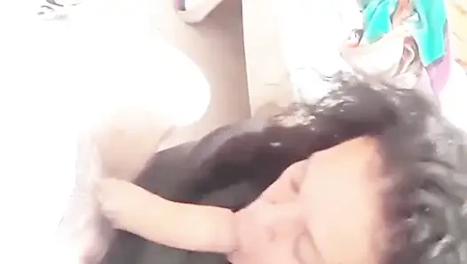 Erkeğini mutlu etmek için itaatkârca aletini emiyor
