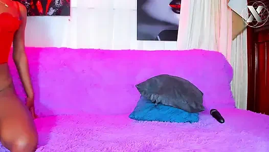 Lesbian muda masturbasi dengan panik memikirkan sahabatnya yang telanjang