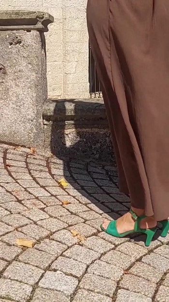 Güzel sarışın amatör evli kadın Selena yürüyüşten sonra seks yapıyor