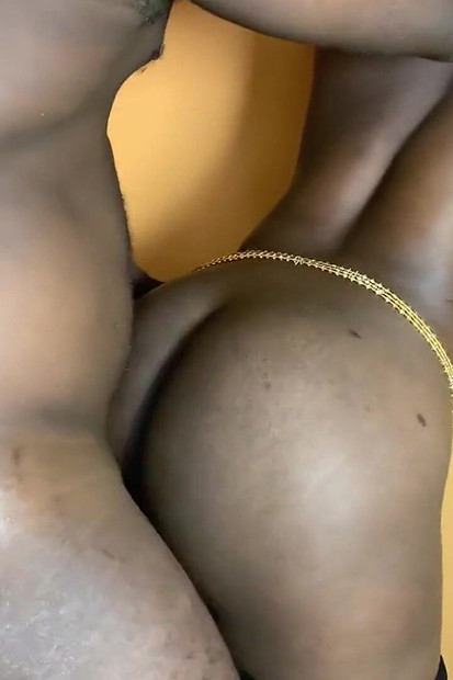 Sexy africká ebenová s čokoládovou kůží ve stoje šuká
