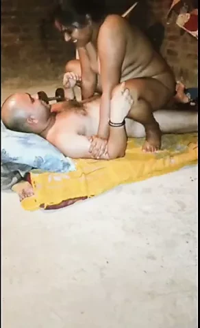 Desi villaggio bhabhi e devar ki mast chudai