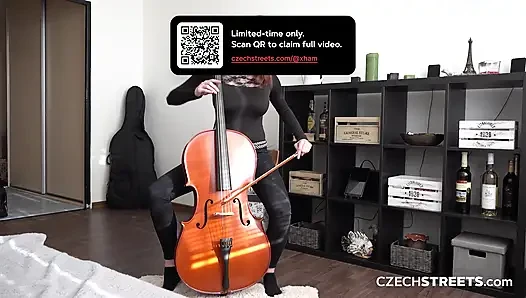 Талантливый молодой музыкант с сиськами DDD (Чешские улицы)