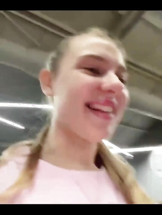 Treinamento sexy e esguichando na academia