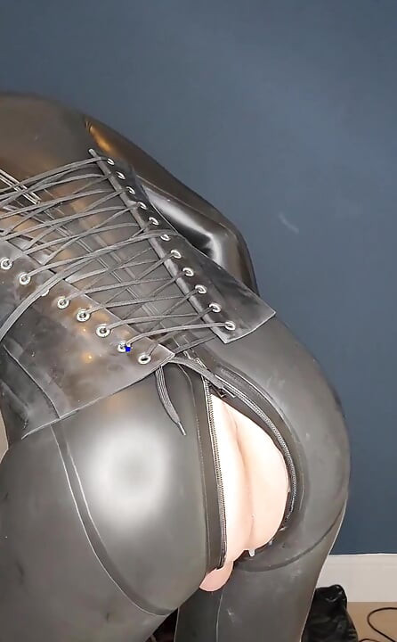 Jessica Doll prova la sua nuova sedia BDSM