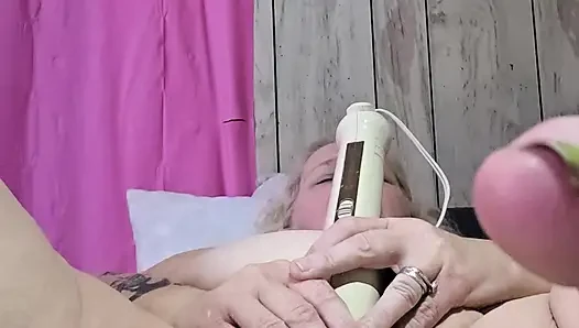 Odasında yalnız başına neler oluyor