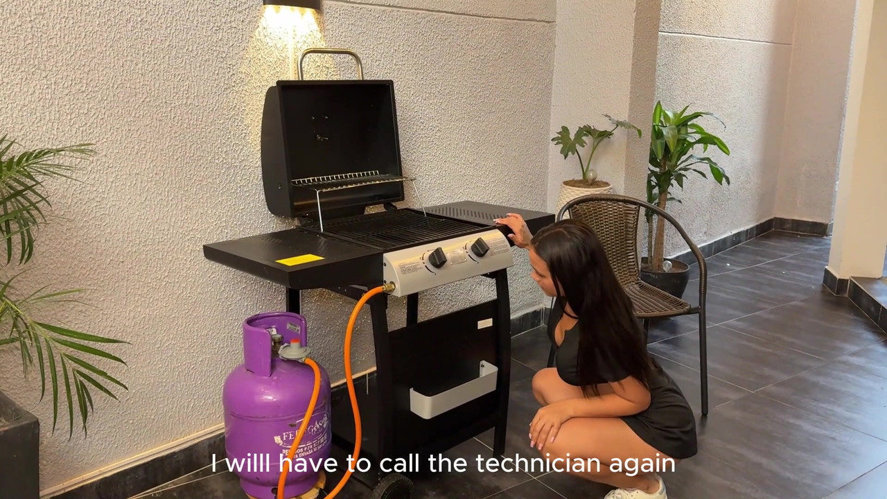 大屁股饥渴的哥伦比亚人挑逗勤杂的男人，直到被狠操daniel mast，lorena doll