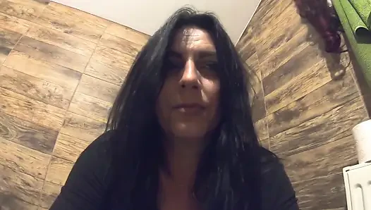Smoking Leather Dance. Yırtık tulumlu amcığı azdırıyor, tuvalette çiş ve edepsiz mastürbasyon
