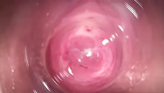 Kamera tief in Mias kleiner, sahniger vagina