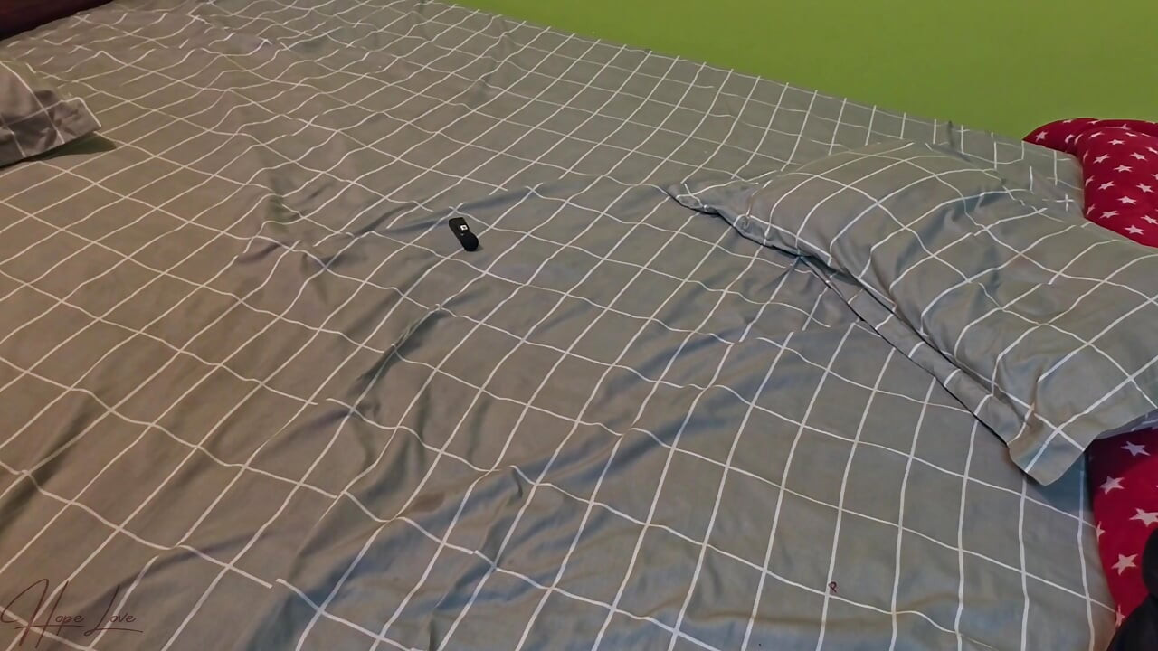 Jebanie tej laski pieska, aby wypełnić jej cipkę spermą, a ona porusza się na mnie