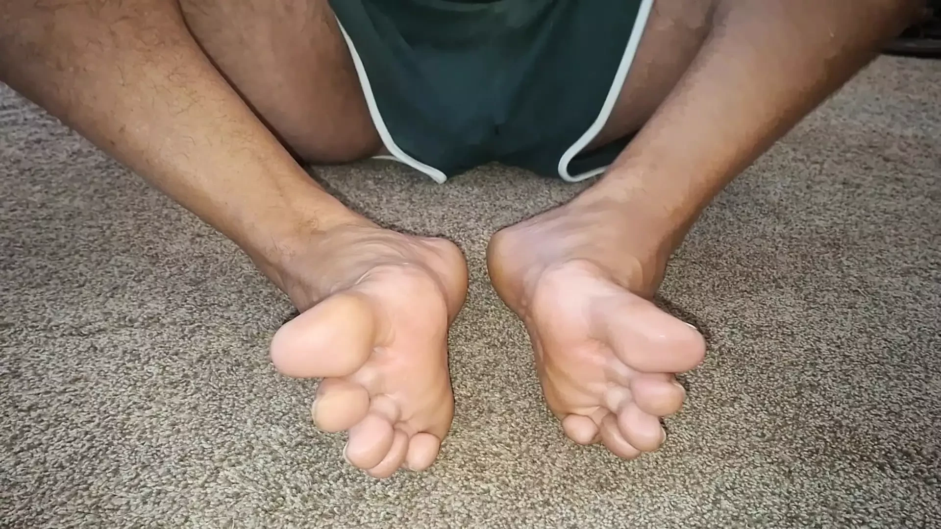 J’exhibe mes jambes et mes pieds doux