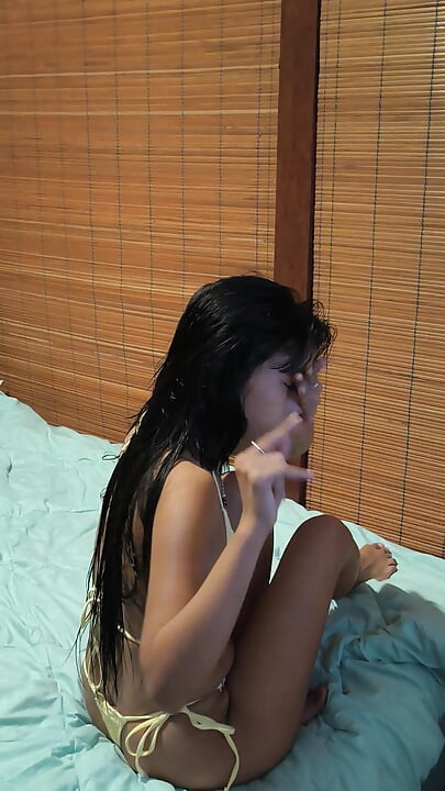 Minha esposa indonésia está experimentando seus novos biquínis.