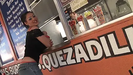 Cewek rambut cokelat dengan toket besar alami ini ngebolehin cowok itu jilat memek beceknya