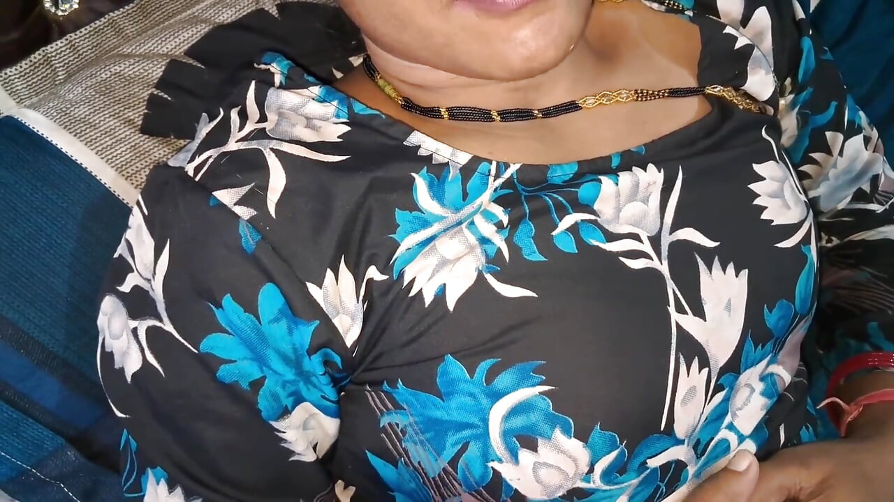Hintli evli kadın kavya sakso çekiyor ve göğüslerine boşalıyor