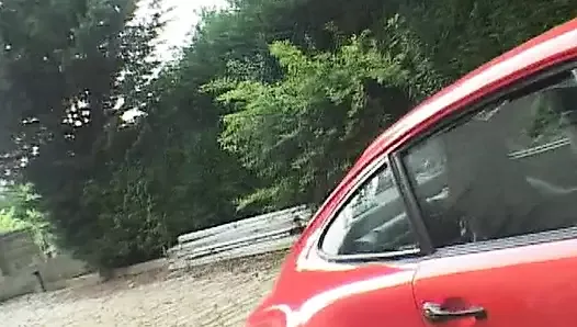 Горячая французская крошка показывает свои навыки езды после автомойки