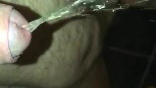 Fetter Typ mit einem kleinen schlaffen Schwanz pinkelt in Sletten, Mo