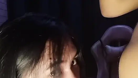 Ayesha Sy lutscht es wie ein profi und bittet um mehr ins gesicht