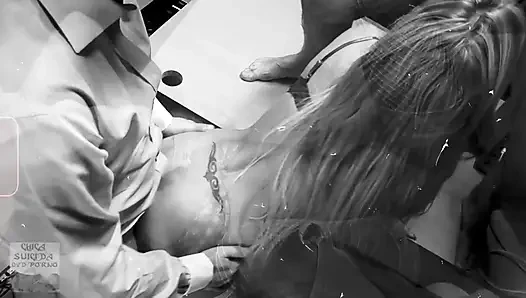 Klassische vollbusige blondine von zwei schwänze im büro gefickt
