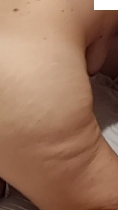 Gehörnter Ehemann fickt seine Milf-Frau und schaut zu, wie sie gefickt wird. | Clip 1