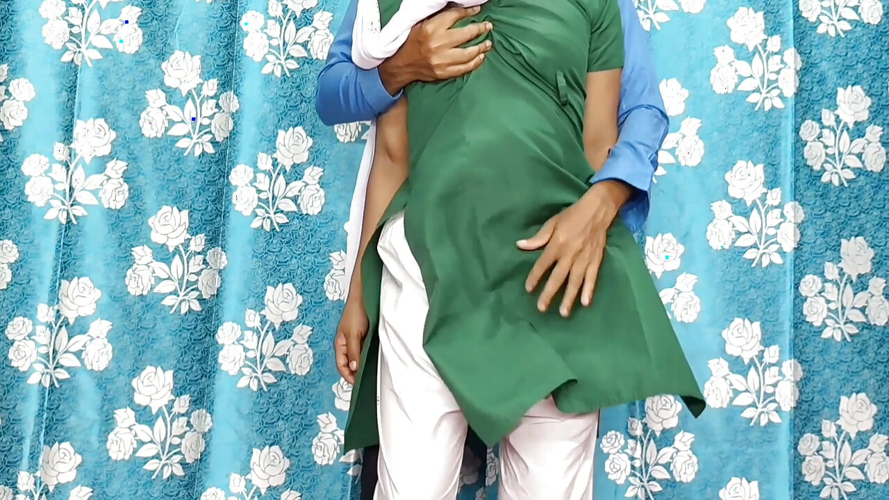Jeune écolière indienne sexy à la chatte serrée, son tout premier fuck XXX