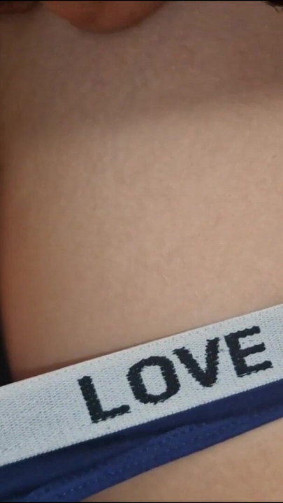 Üvey kız 18. doğum günü partisinde üvey babasını çok büyük bir ereksiyonla yakaladı ve onu sikmek için yatağa götürdü | Klip 2