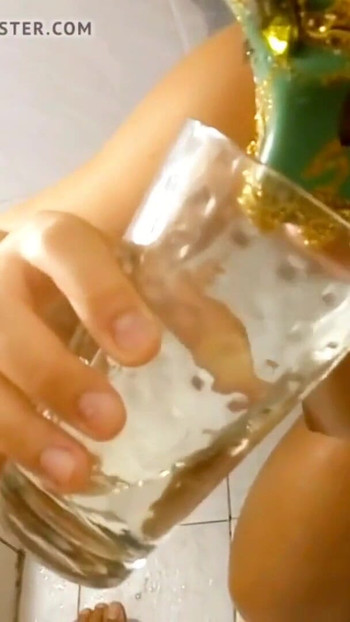 Mächtiger moment von "trinken, pinkeln, nur 18 jahre im glas, erstes video-aprilbigass-"