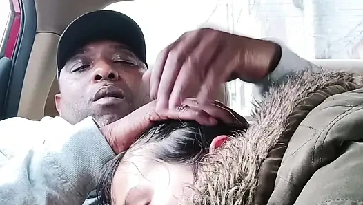 Asyalı sokak fahişesi arabada sakso - riskli yol kenarında gırtlağına kadar alıyor ve yutuyor ve orta yaşlı seksi kadın