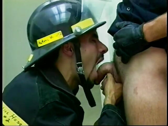 O polițistă sălbatică frumoasă ia muie cu pasiune la birou