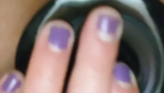 Fette puta MILF mit riesiger muschi masturbiert im badezimmer