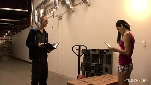 Patron yarağını seksi yeni bir çalışanla tanıştırıyor